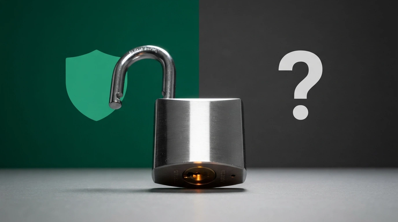 Un lucchetto aperto su uno sfondo diviso a metà: da un lato lo scudo con il logo ADM, dall'altro un punto interrogativo su sfondo scuro